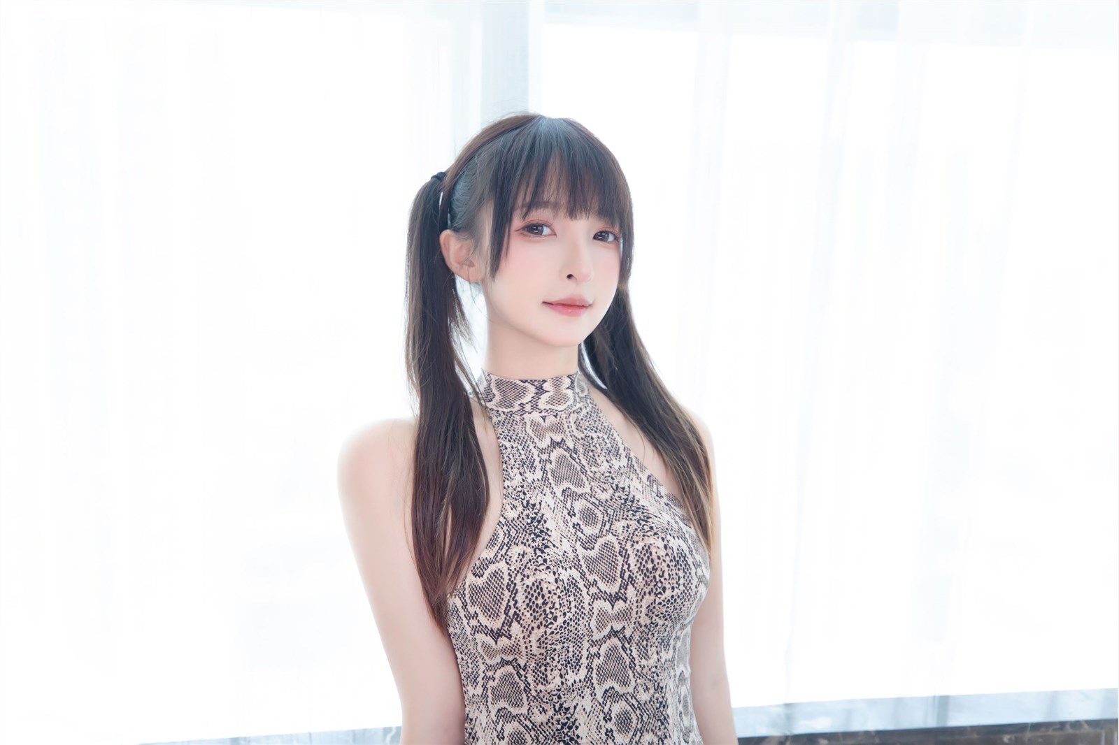 Kaminazaka Mayumi - A cheongsam with python patterns(11)